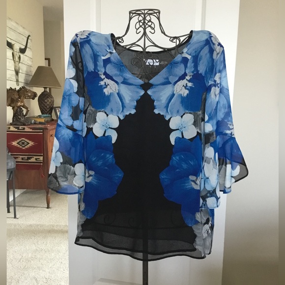 Ladies top - Picture 1 of 2